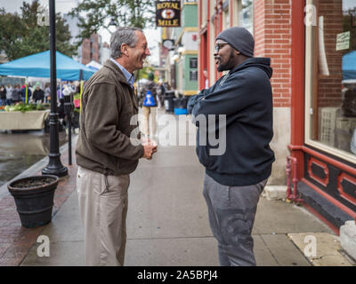 Des Moines, Iowa, USA. Okt, 2019 19. MARK SANFORD (R-SC), Links, Gespräche während einer Kampagne Besuch des Des Moines Bauernmarkt am Samstag zu einem Coffee Shop Manager in Des Moines. Sanford, einem ehemaligen republikanischen Gouverneur und Kongreßabgeordnete von South Carolina, ist eine Herausforderung der amtierende Präsident Donald Trump für die republikanische Nominierung für die US-Präsidentschaft. Iowa ist Gastgeber der ersten Veranstaltung der Präsidentschaftswahlen Auswahl Zyklus. Die Iowa Caucuses sind für Februar 2020 geplant. Credit: Jack Kurtz/ZUMA Draht/Alamy leben Nachrichten Stockfoto