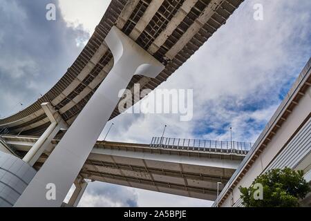 Eleveted Autobahnnetz Struktur von unten Stockfoto