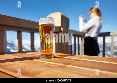 Mit einem Bier auf der Terrasse mit schöner Aussicht Stockfoto