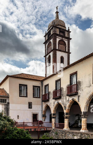 Die spektakuläre Minarett - wie Glockenturm und Klöster im Convento de Santa Clara (Kloster Santa Clara), Funchal, Madeira, Portugal Stockfoto
