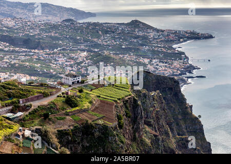Spektakuläre Aussicht vom Cabo Girão Skywalk, eine verglaste Aussichtsplattform in 580 Meter über dem Meeresspiegel, in Richtung Funchal, Madeira, Portugal. Stockfoto