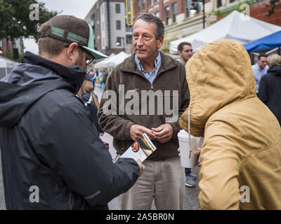 Des Moines, Iowa, USA. Okt, 2019 19. MARK SANFORD (R-SC), Mitte, im Gespräch mit den Besuchern der Des Moines Bauernmarkt während einer Kampagne Besuch auf dem Markt am Samstag. Sanford, einem ehemaligen republikanischen Gouverneur und Kongreßabgeordnete von South Carolina, ist eine Herausforderung der amtierende Präsident Donald Trump für die republikanische Nominierung für die US-Präsidentschaft. Iowa ist Gastgeber der ersten Veranstaltung der Präsidentschaftswahlen Auswahl Zyklus. Die Iowa Caucuses sind für Februar 2020 geplant. Credit: Jack Kurtz/ZUMA Draht/Alamy leben Nachrichten Stockfoto