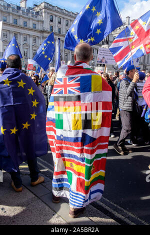 London, Großbritannien. 19. Oktober 2019. Pro-Europäische Union remainers nehmen Sie Teil in riesigen März und Rally anspruchsvolle einen zweiten Menschen die Abstimmung über die EU-Mitgliedschaft des Vereinigten Königreichs. Stockfoto