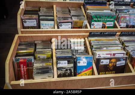 Liverpool, Merseyside, UK - 17. Oktober 2019: Einrichtung der 'Dig Vinyl' Musik Shop Verkauf von Kassetten und Cds in Liverpool, Großbritannien. Stockfoto