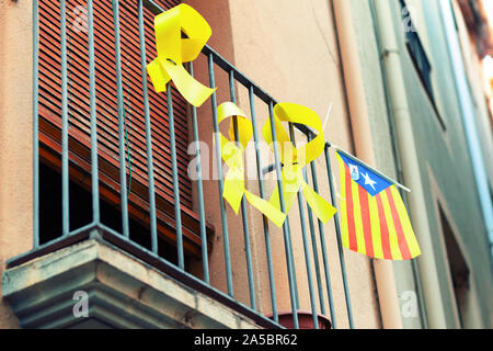 Flagge von Katalonien auf dem Balkon eines Gebäudes in Barcelona. Symbol der Unabhängigkeit der spanischen Region Stockfoto