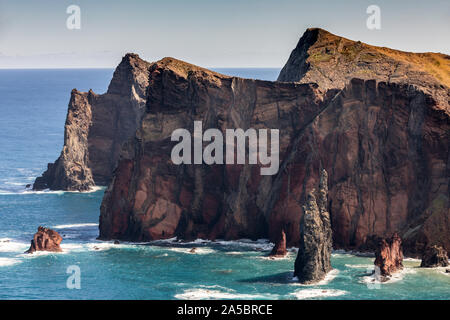 Blick von Ponta do rosto, einem beliebten Aussichtspunkt mit Blick auf die zerklüftete Küste und vorgelagerte Felsformationen an der östlichen Spitze von Madeira. Stockfoto