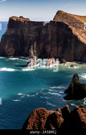 Blick von Ponta do Rosto, einem beliebten Aussichtspunkt mit Blick auf die zerklüftete Küste & Offshore Felsformationen an der östlichen Spitze der Insel Madeira Stockfoto