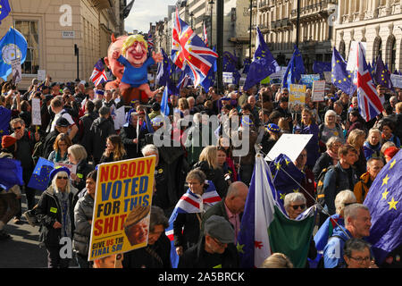 Central London, UK. 19. Oktober 2019. Bleiben Demonstranten Marsch durch die Innenstadt von London auf der "Völker stimmen" und "Lasst uns gehört' Rallye auf einem entscheidenden Tag im Brexit Debatte werden. Der Premierminister, Boris Johnson, hat das Parlament in der Sitzung genannt wird, nur für den zweiten Samstag je außerhalb eines Krieges Notfall. Credit: Haydn Denman/Alamy leben Nachrichten Stockfoto