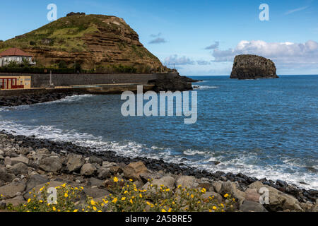 Strand, Küste und Meer bei Porto da Cruz, Madeira, Portugal. Die Stadt ist durch die massive schiere Gesicht von Eagle Rock im Norden übersehen. Stockfoto