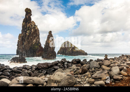 Stürmischen Meer und Felsen am Kieselstrand und vulkanische Felsformationen in Ilheus da Rib, Ribeira da Janela, Madeira, Portugal Stockfoto