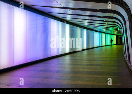 King's Cross Light Wall Tunnel. Unterirdische Fußgängertunnel mit bunten ständig wandelnde Beleuchtung. London, England, Großbritannien Stockfoto