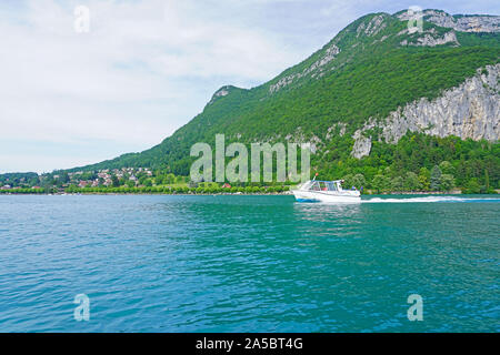 ANNECY, FRANKREICH-24 Jun 2019 - Ansicht von Veyrier-du-Lac und die bergregion von einem Boot auf den See von Annecy in Annecy, Haute Savoie, Frankreich gesehen. Stockfoto