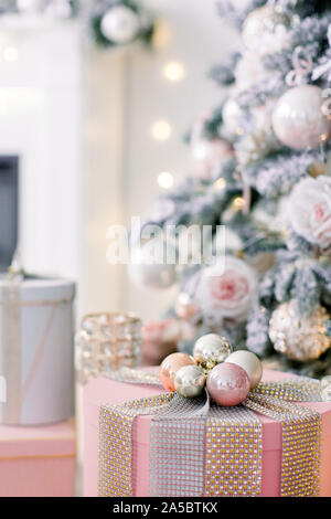 Schönen Urlaub eingerichtete Zimmer mit Weihnachtsbaum mit Geschenken darunter. Stockfoto