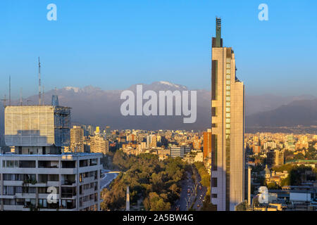 Stadtbild gesehen vom Crowne Plaza Hotel am späten Nachmittag mit der Anden hinter, Santiago, Chile, Südamerika Stockfoto