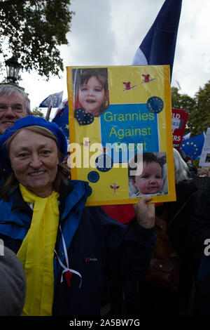 London, Großbritannien. 19. Oktober 2019. Pro-europäische Oma an der Abstimmung März in London gesehen. Credit: Joe Kuis/Alamy Nachrichten Stockfoto