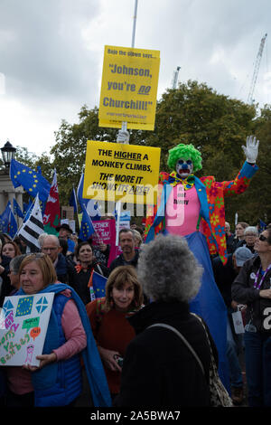 London, Großbritannien. 19. Oktober 2019. Mann verkleidet sich als Clown auf Stelzen am Abstimmung März in London gesehen. Credit: Joe Kuis/Alamy Nachrichten Stockfoto