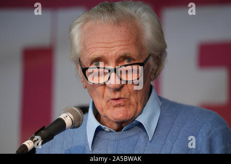 London, UK, 19. Okt 2019. Michael Heseltine, der Herr Heseltine, spricht mit tosenden Applaus vom Publikum. Politiker auf der Hauptbühne am Parliament Square, wo Tausende als Teil der Abstimmung März montiert haben. Die Bühne ist außerhalb der Häuser des Parlaments, in denen MPs Brexit diskutiert wurden. Credit: Imageplotter/Alamy leben Nachrichten Stockfoto