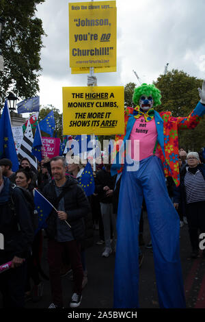 London, Großbritannien. 19. Oktober 2019. Mann verkleidet sich als Clown auf Stelzen am Abstimmung März in London gesehen. Credit: Joe Kuis/Alamy Nachrichten Stockfoto