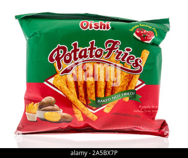 Winneconne, WI - 10. September 2019: ein Paket von Oishi Kartoffel Pommes Chips auf einem isolierten Hintergrund. Stockfoto