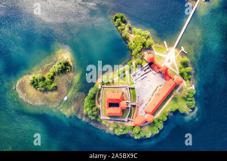 Sonnenaufgang über Trakai Burg in der Nähe von Vilnius, Litauen, im Mai 2019 getroffen Stockfoto