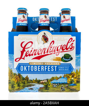 Winneconne, WI - 21. September 2019: ein Six Pack von leinenkugels Oktoberfest Bier auf einem isolierten Hintergrund. Stockfoto