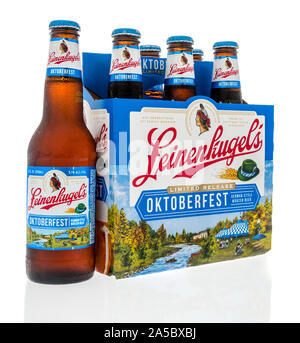 Winneconne, WI - 21. September 2019: ein Six Pack von leinenkugels Oktoberfest Bier auf einem isolierten Hintergrund. Stockfoto