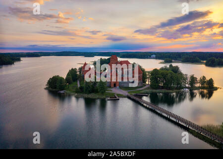 Sonnenaufgang über Trakai Burg in der Nähe von Vilnius, Litauen, im Mai 2019 getroffen Stockfoto