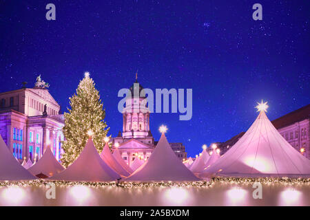 Beleuchtete Weihnachtsmarkt Gеndarmenmarkt in Berlin, Deutschland, in der Nacht mit Stars shining auf beleuchteten Konzerthaus, Kirche, weißen Zelte ein Stockfoto