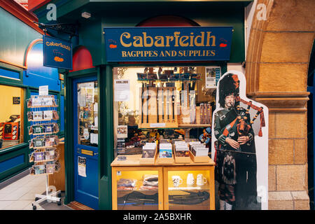 Das Fenster der Royal Dudelsack und Zubehör Shop in der Viktorianischen Markt, Inverness, Schottland Stockfoto