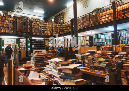 In Leakeys Buchhandlung, verfügt über einen riesigen Sammlung von gebrauchten Büchern, ausbreitend über zwei Etagen, in Inverness, Schottland Stockfoto