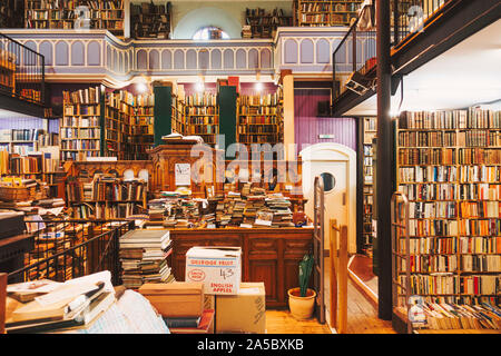 In Leakeys Buchhandlung, verfügt über einen riesigen Sammlung von gebrauchten Büchern, ausbreitend über zwei Etagen, in Inverness, Schottland Stockfoto