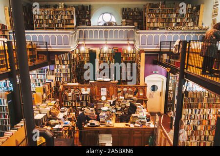 In Leakeys Buchhandlung, verfügt über einen riesigen Sammlung von gebrauchten Büchern, ausbreitend über zwei Etagen, in Inverness, Schottland Stockfoto