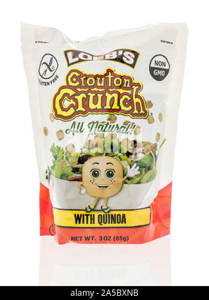 Winneconne, WI - 29. September 2019: ein Paket von Loebs crouton Crunch mit Quinoa auf einem isolierten Hintergrund. Stockfoto