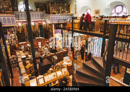 In Leakeys Buchhandlung, verfügt über einen riesigen Sammlung von gebrauchten Büchern, ausbreitend über zwei Etagen, in Inverness, Schottland Stockfoto