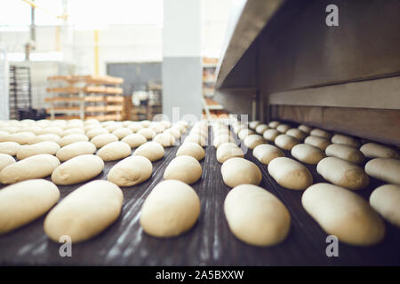 Automatische Bäckerei Produktionslinie mit Brot in der Bäckerei Factory Stockfoto