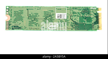 Winneconne, WI - 4. Oktober 2019: ein nvme Solid State Storage Gerät von Intel auf eine isolierte Hintergrund. Stockfoto
