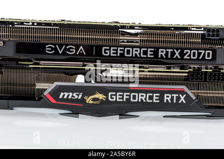 Winneconne, WI - 10. Oktober 2019: Ein paar GPU graphic Karten von MSI und EVGA auf einem isolierten Hintergrund. Stockfoto