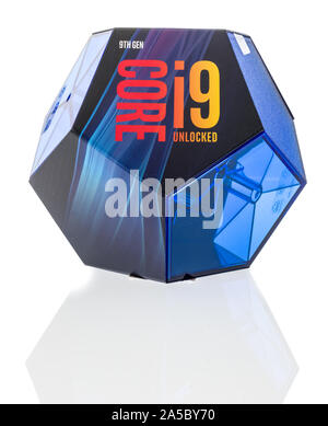 Winneconne, WI - 18. Oktober 2019: ein Paket von Intel I9 9900 K CPU auf einem isolierten Hintergrund entriegelt. Stockfoto
