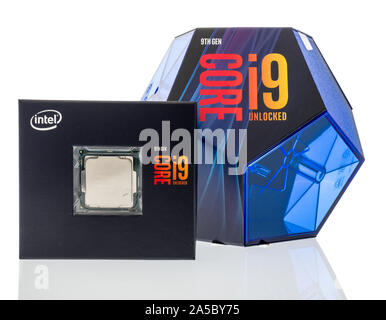 Winneconne, WI - 18. Oktober 2019: ein Paket von Intel I9 9900 K CPU auf einem isolierten Hintergrund entriegelt. Stockfoto