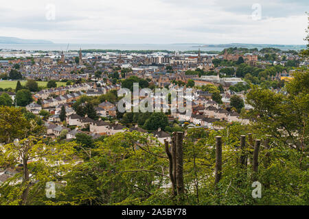 Mit Blick auf die Stadt Inverness an einem bewölkten Tag von der Oberseite des Tomnahurich Cemetery Hill Stockfoto