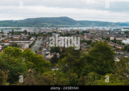 Mit Blick auf die Stadt Inverness an einem bewölkten Tag von der Oberseite des Tomnahurich Cemetery Hill Stockfoto