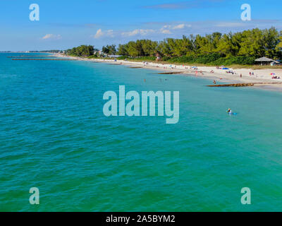 Luftaufnahme von Coquina Beach weißen Sandstrand und das türkisblaue Wasser in Bradenton Beach während blau Sommer Tag, Anna Maria Island, Florida. USA Stockfoto