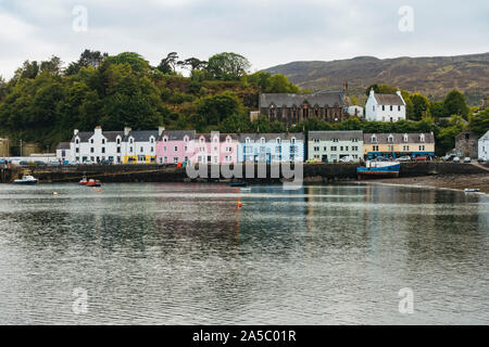 Die hellen, farbenfrohen Häuser, die in den Hafen von Portree, Großbritannien Stockfoto