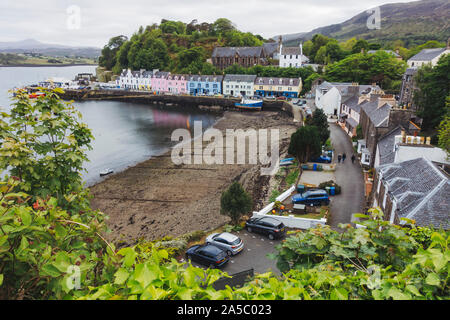 Die hellen, farbenfrohen Häuser, die in den Hafen von Portree, Großbritannien Stockfoto