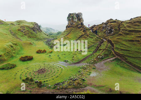 Kreise aus Steinen und Wege twist durch die bezaubernde, mit Gras bewachsene Hügel der Fairy Glen, Isle of Skye, Schottland Stockfoto