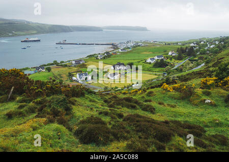 Die uig - Tarbert Fähre schwingt in zum Hafen in das Dorf von Uig auf der Isle of Skye, Schottland an einem verregneten windigen Tag Stockfoto