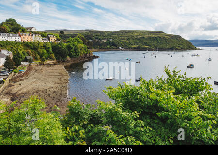 Boote im Hafen von Portree, wie man von oben auf den Klumpen, einem Hügel am Rande von Portree Township, Schottland, Großbritannien Stockfoto