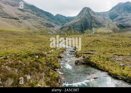 Vor der Suche nach den Schwarzen Cuillin Mountain Range an der Fairy Pools, auf der Insel Skye, Schottland, Großbritannien Stockfoto