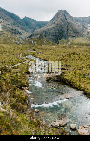 Vor der Suche nach den Schwarzen Cuillin Mountain Range an der Fairy Pools, auf der Insel Skye, Schottland, Großbritannien Stockfoto