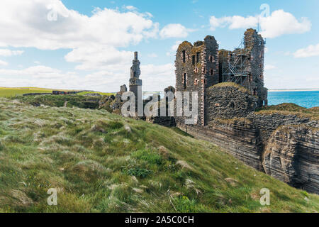 Die Überreste der Burg Sinclair Girnigoe in Wick, UK. Zwei Burgen wurden an diesem Standort auf die Küste im 15. und 17. Jahrhundert gebaut. Stockfoto